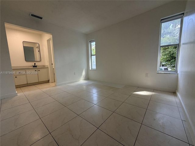 1525 NW 19th Ter 15, Miami, FL 33125