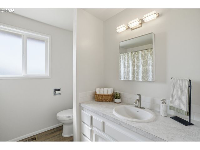 23901 Ne AIRPORT Rd, Aurora, OR 97002