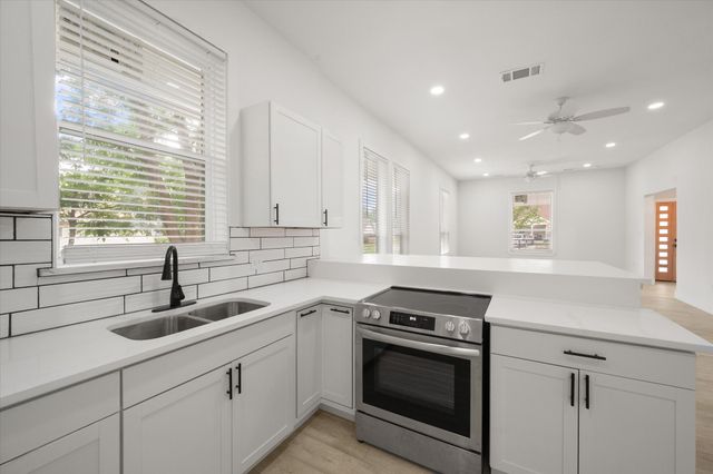 1414 W 2nd Avenue, Corsicana, TX 75110