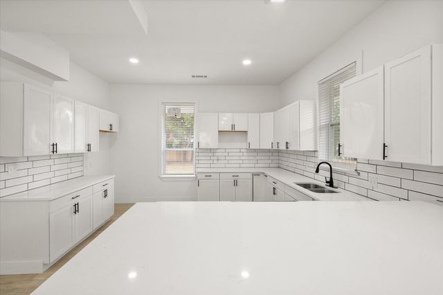 1414 W 2nd Avenue, Corsicana, TX 75110