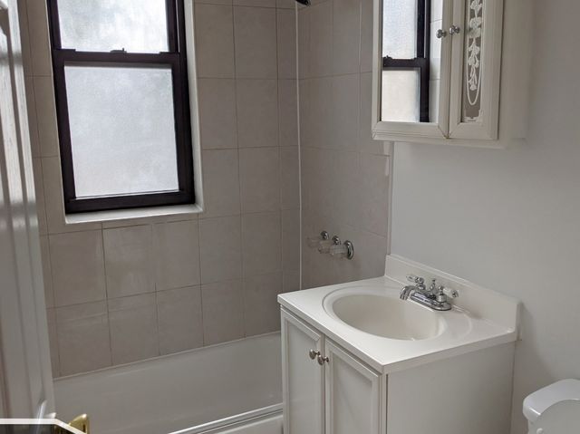 2704 N Sawyer Avenue 207, Chicago, IL 60647