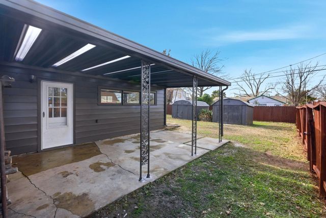 1701 S Roanoke Dr, Wichita, KS 67218