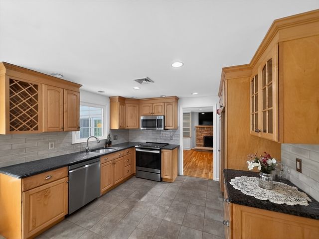 19 Tilton Ln, Andover, MA 01810