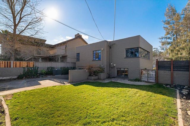 1018 W Morris Ave, Modesto, CA 95350