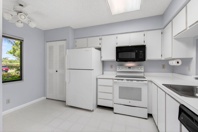 6655 Kensington Lane, Delray Beach, FL 33446