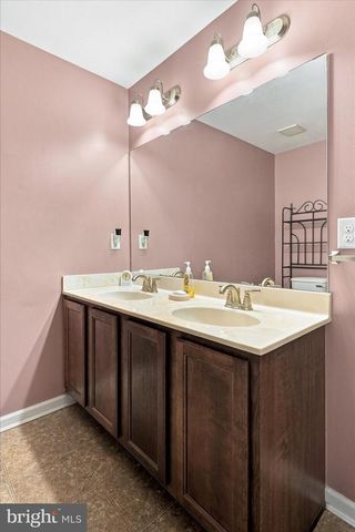 325 LATROBE DR, Newark, DE 19702