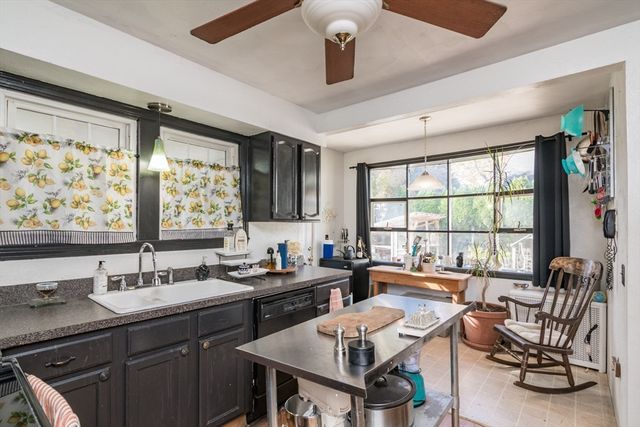 28 Rencelau St, Springfield, MA 01118