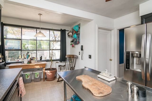 28 Rencelau St, Springfield, MA 01118