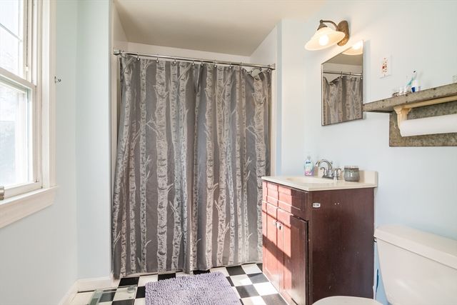 28 Rencelau St, Springfield, MA 01118