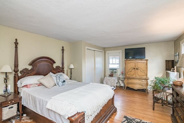 28 Rencelau St, Springfield, MA 01118