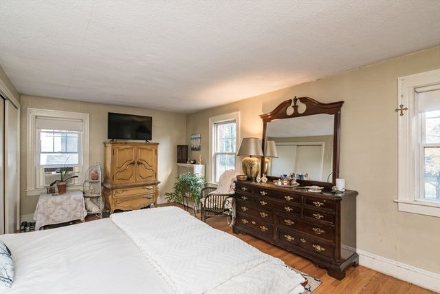 28 Rencelau St, Springfield, MA 01118