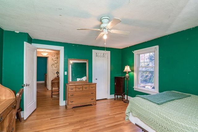 28 Rencelau St, Springfield, MA 01118