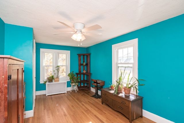 28 Rencelau St, Springfield, MA 01118