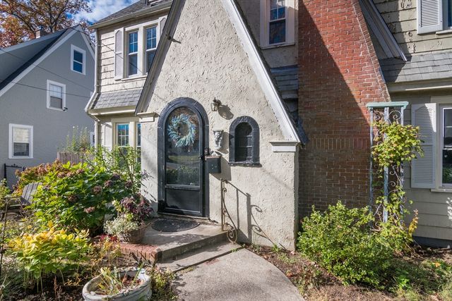 28 Rencelau St, Springfield, MA 01118