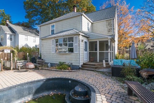 28 Rencelau St, Springfield, MA 01118