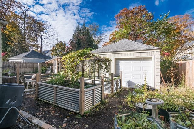 28 Rencelau St, Springfield, MA 01118