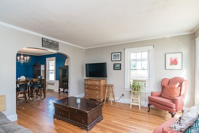 28 Rencelau St, Springfield, MA 01118