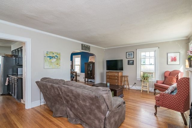 28 Rencelau St, Springfield, MA 01118