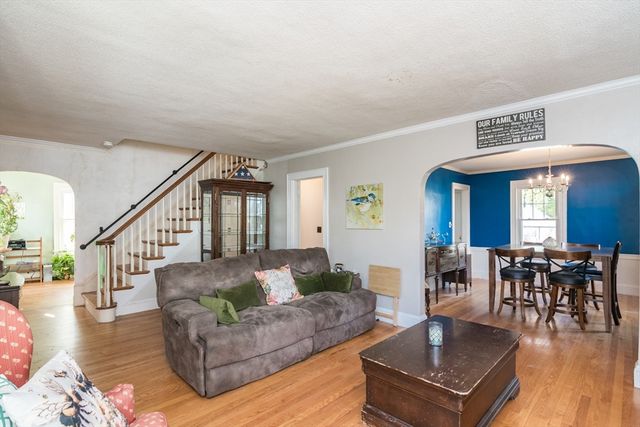 28 Rencelau St, Springfield, MA 01118