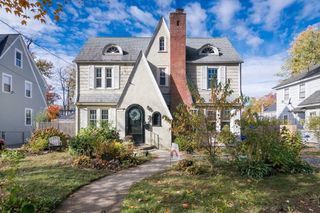 28 Rencelau St, Springfield, MA 01118