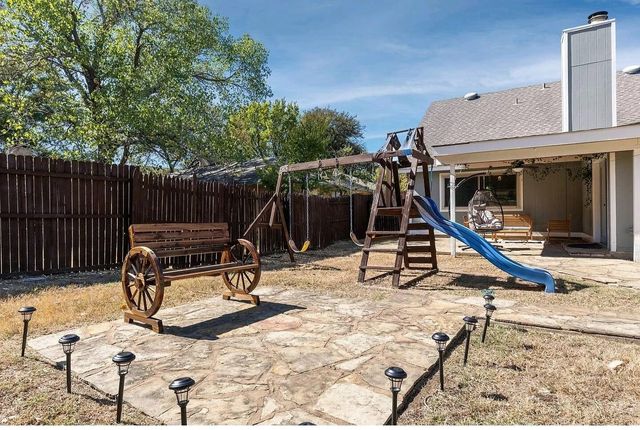 707 Creekside Drive, Euless, TX 76040