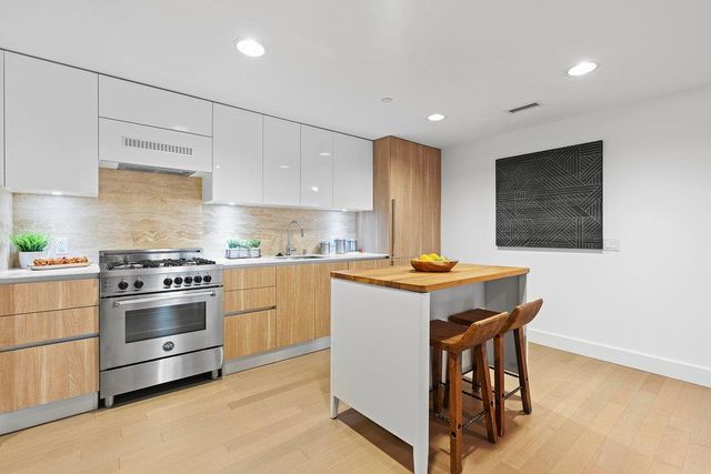 8 Buchanan Street 300, San Francisco, CA 94102