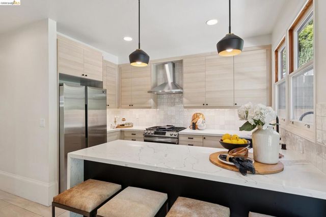 583 Mira Vista Ave, Oakland, CA 94610