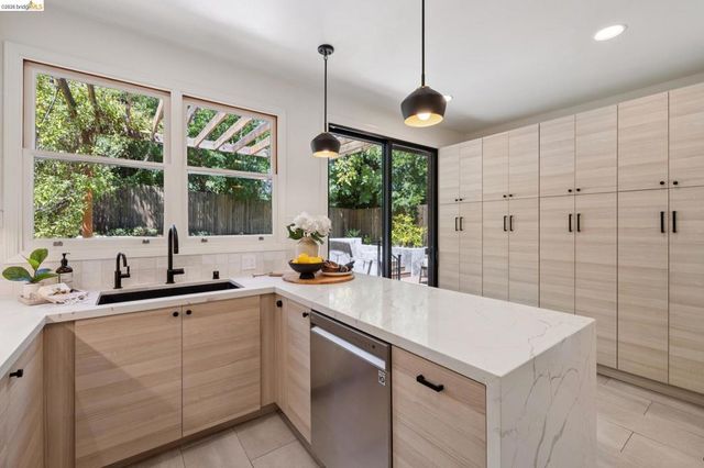 583 Mira Vista Ave, Oakland, CA 94610