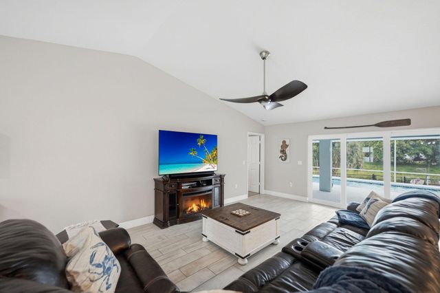 186 NE Dominican Terrace, Port St Lucie, FL 34983
