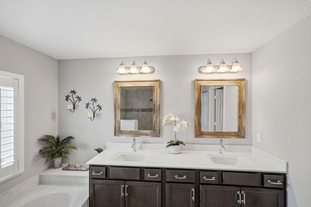 186 NE Dominican Terrace, Port St Lucie, FL 34983