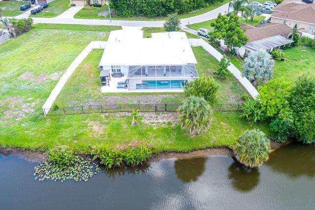 186 NE Dominican Terrace, Port St Lucie, FL 34983