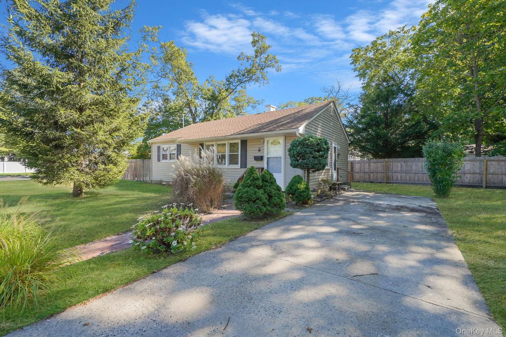 2 W Walnut Street, Islip, NY 11751
