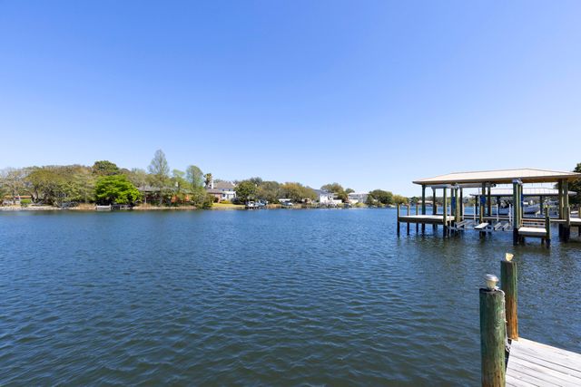 795 Blvd Of The Champions, Shalimar, FL 32579