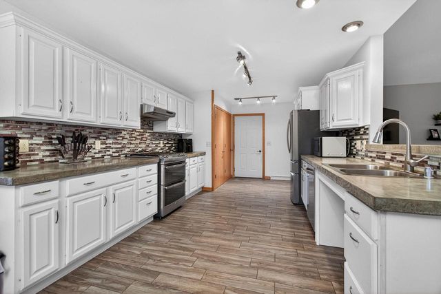 1422 GOLDENROD CIRCLE, West Bend, WI 53095