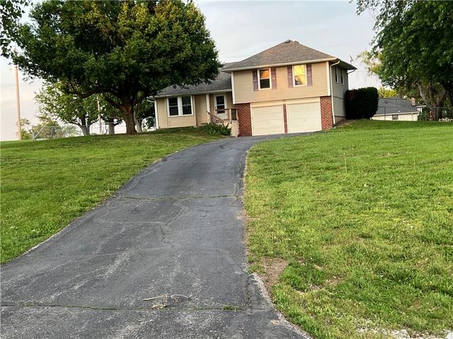 20701 S Walker Road, Spring Hill, KS 66083