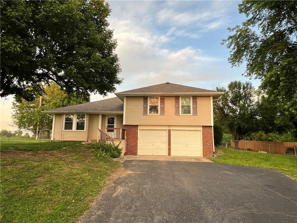 20701 S Walker Road, Spring Hill, KS 66083