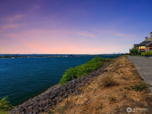 758 SE Fairwinds Loop, Vancouver, WA 98661