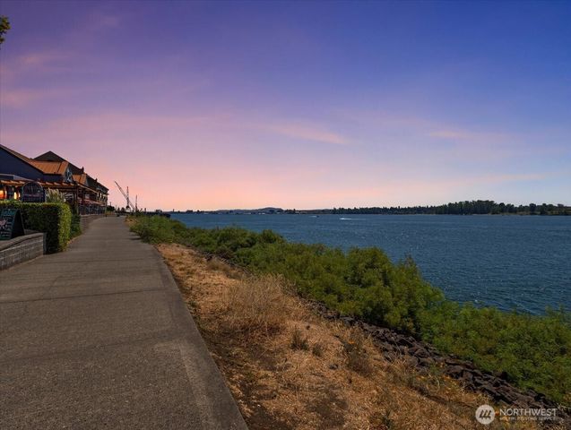 758 SE Fairwinds Loop, Vancouver, WA 98661