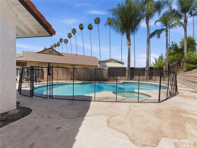28813 Crimson Court, Highland, CA 92346