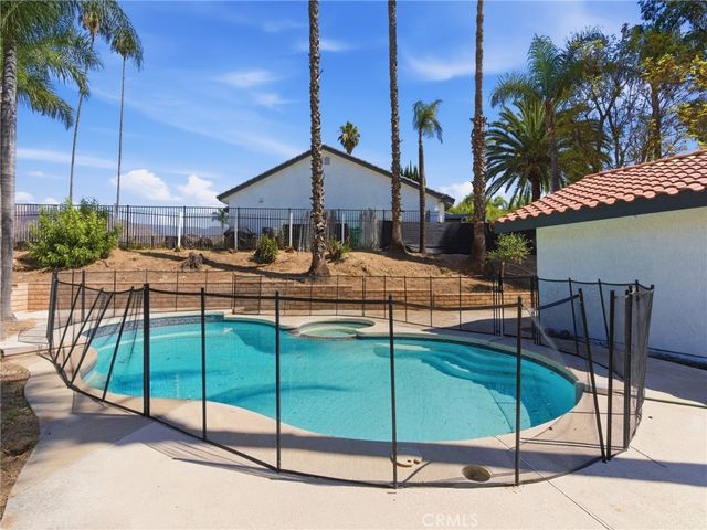28813 Crimson Court, Highland, CA 92346