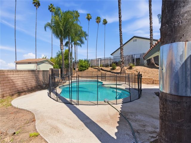 28813 Crimson Court, Highland, CA 92346