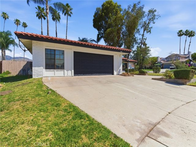28813 Crimson Court, Highland, CA 92346