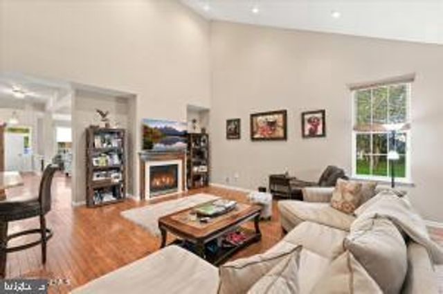 21 HEADWATERS PL, Barnegat, NJ 08005