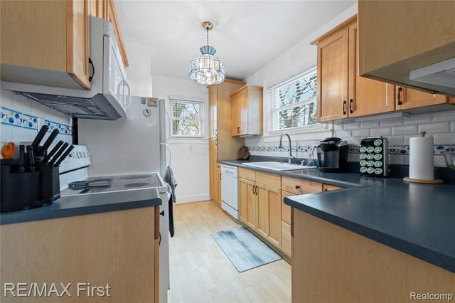 21504 Caledonia Avenue, Hazel Park, MI 48030