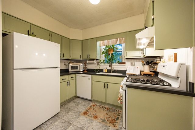 9 Wilson Ln, Chelmsford, MA 01863