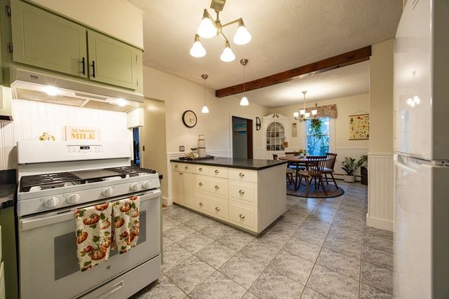 9 Wilson Ln, Chelmsford, MA 01863