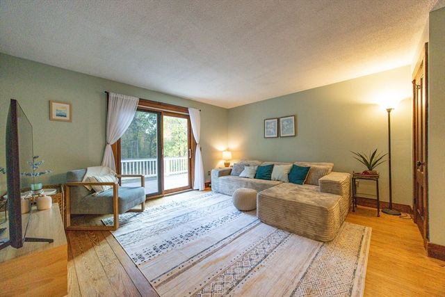 9 Wilson Ln, Chelmsford, MA 01863