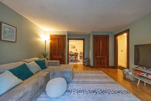 9 Wilson Ln, Chelmsford, MA 01863