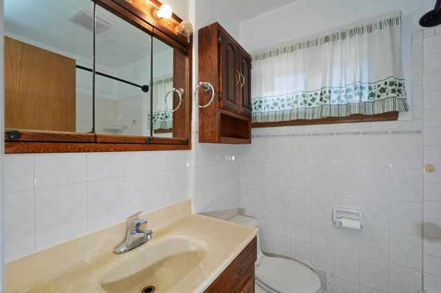 1483 3rd Street E, Saint Paul, MN 55106