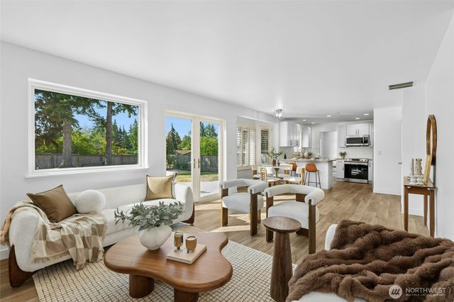 1132 Crawford Rd, Lynnwood, WA 98036